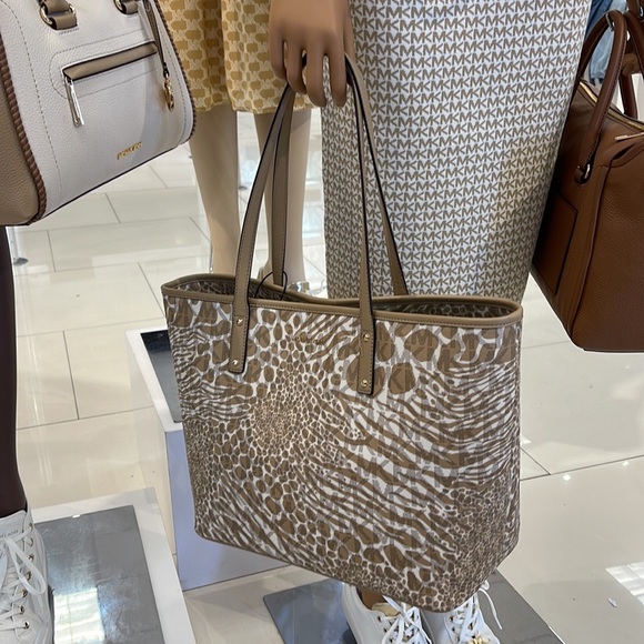 Michael Kors, this Carter Signature Animal Print Semi Lux Open Tote Handbag 
NWT - Picture 6 of 16